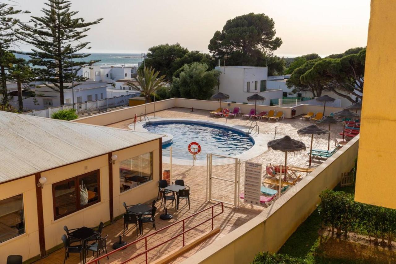 Dúplex con piscina, garaje y jardín, frente a la playa de los Caños de Meca. Exterior foto